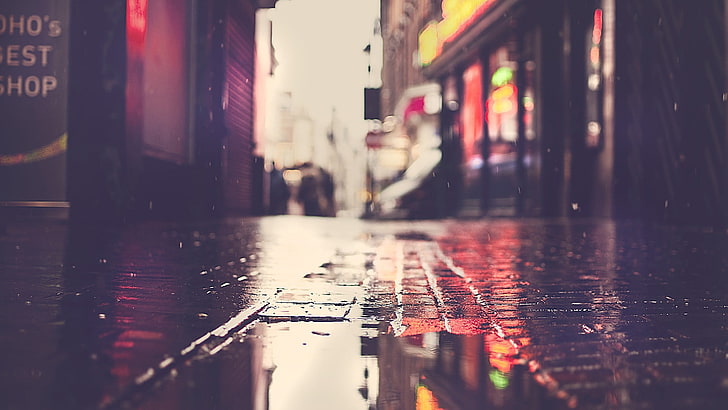 фотография със селективен фокус на вода върху суша, улица, дъжд, локва, HD тапет