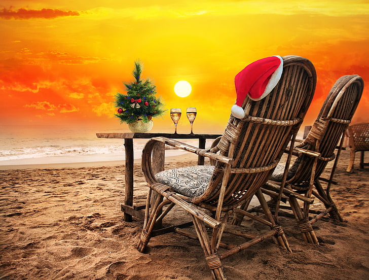 Kahverengi rattan sandalyeye Santa Claus şapka duvar kağıdı, kum, deniz, plaj, gün batımı, Noel, Yeni Yıl, Mutlu, Yeni Yılınız Kutlu Olsun, HD masaüstü duvar kağıdı