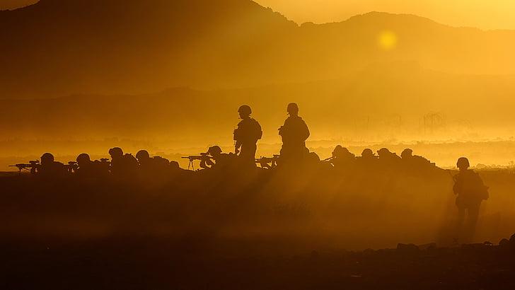 sylwetka żołnierzy trzymających karabiny podczas wschodu słońca, żołnierzy, marines kobiet, piechoty morskiej, 4k, Tapety HD