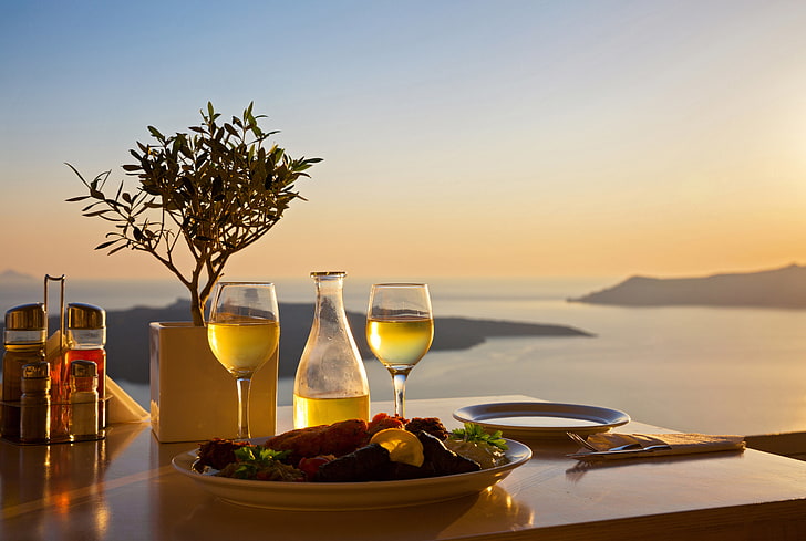 透明なワイングラス、海、風景、日没、テーブル、食品、グラス、プレート、サービング、 HDデスクトップの壁紙