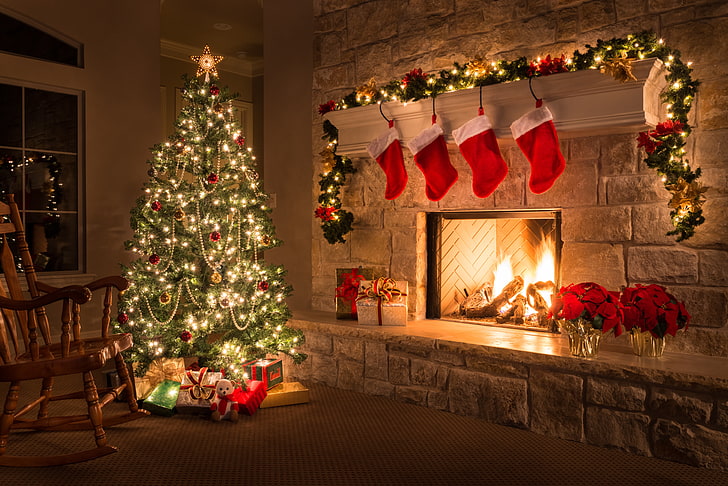 شجرة عيد الميلاد الخضراء مع أضواء سلسلة ، زخرفة ، شجرة ، عيد الميلاد ، هدايا ، رأس السنة ، الموقد، خلفية HD