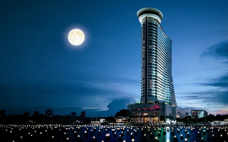 흰색과 검은 색 콘크리트 건물, 달, 하늘, 건물, 방콕, 밀레니엄 힐튼 방콕 호텔, HD 배경 화면