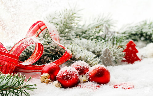 quattro baulbe rosse, Natale, Capodanno, neve, nastro, ornamenti natalizi, foglie, Sfondo HD HD wallpaper
