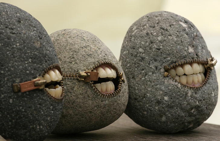 ثلاثة أحجار رمادية مع ديكورات أسنان بشرية ، صخرة ، حجر ، فكاهة ، بساطتها ، تلاعب بالصور ، فن خيالي ، زاحف، خلفية HD