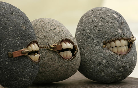 tre pietre grigie con decori di denti umani, roccia, pietra, umorismo, minimalismo, manipolazione fotografica, fantasy art, raccapricciante, Sfondo HD HD wallpaper