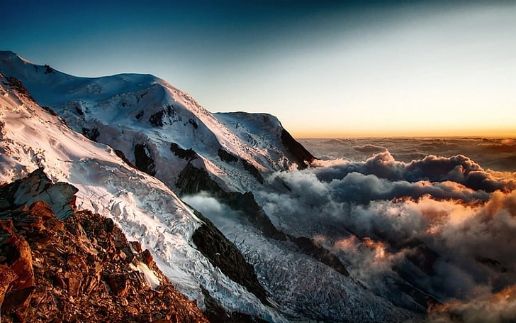 montagna marrone ricoperta di neve, natura, nebbia, paesaggio, vetta, montagne, tramonto, nuvole, picco nevoso, Sfondo HD