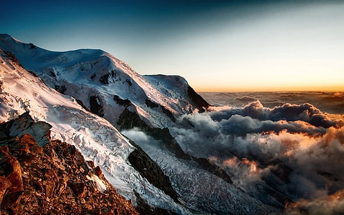 brązowa góra pokryta śniegiem, natura, mgła, krajobraz, szczyt, góry, zachód słońca, chmury, zaśnieżony szczyt, Tapety HD HD wallpaper