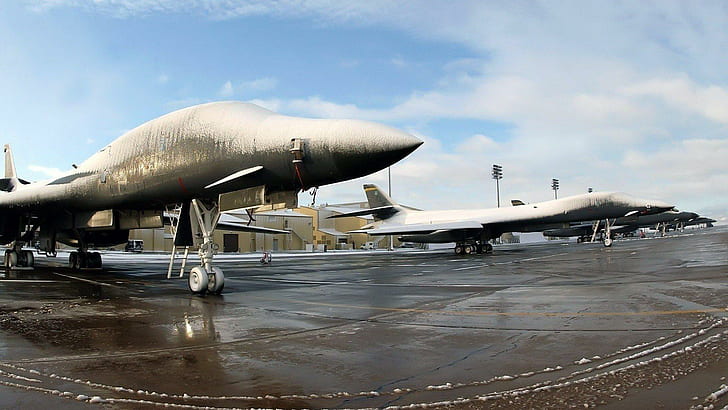 B1 Bombers Covered In Snow, фото серого истребителя, снег, асфальт, самолёт, аэропорт, самолеты, HD обои