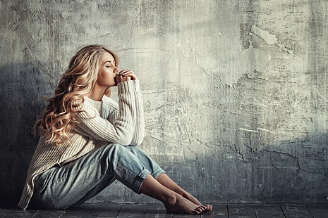 mulheres, loira, camisola, jeans, olhos fechados, com os pés descalços, sentado, Liliya Nazarova, HD papel de parede HD wallpaper