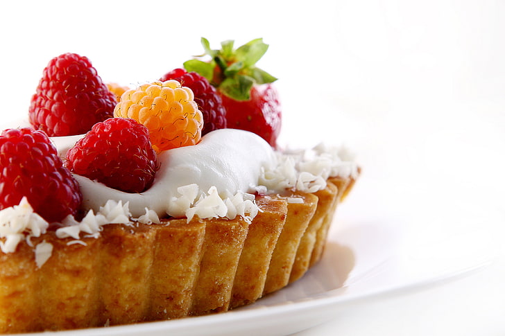 pie with raspberries, raspberry, strawberry, plate, cake, cream, dessert, sweet, HD wallpaper