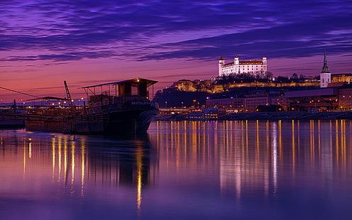 Bratislava, Slovaquie, château, rivière, réflexion, navire, nuages, nuit, éclairage public, bâtiment, église, collines, Fond d'écran HD HD wallpaper