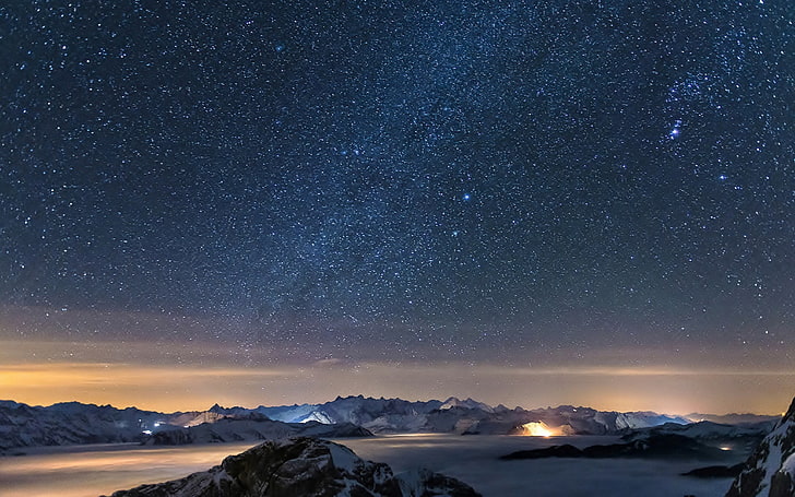 tapeta nocnego nieba, gwiazdy, przestrzeń, galaktyka, chmury, góry, mgła, zaśnieżony szczyt, Tapety HD