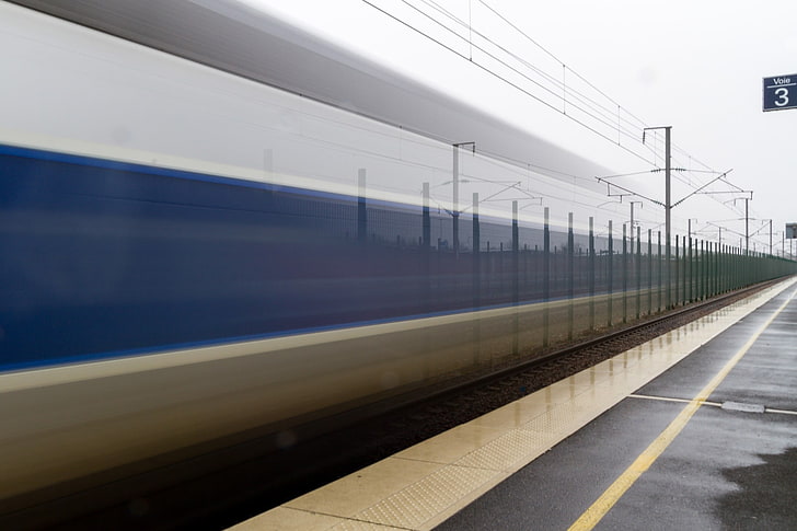 Piscine hors sol blanche et bleue, train, gare SNCF, TGV, France, longue exposition, Fond d'écran HD