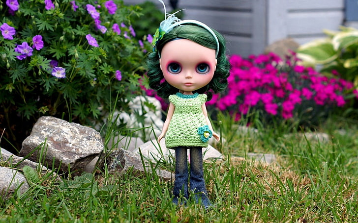 lalka żeńska, lalka, zabawka, zielone włosy, ogród, Tapety HD