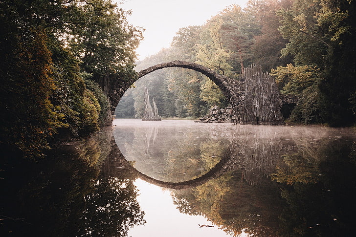 krökt bro, Johannes Hulsch, bro, sjö, vatten, skog, stenbåge, bågbro, båge, reflektion, HD tapet