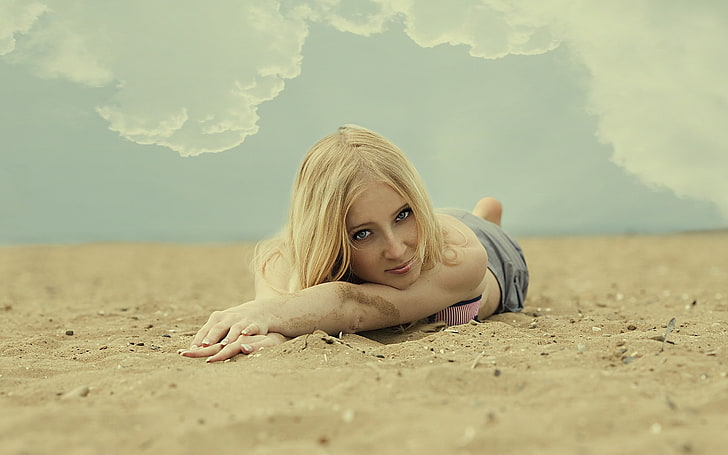 blondynki kobiety plaża piasek w pozycji leżącej Nature Beaches HD Art, kobiety, blondynki, Tapety HD