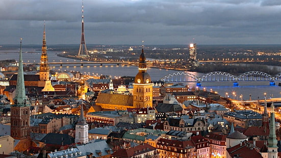 Европа, Латвия, Рига, стара Рига, река, мост, градски светлини, градски пейзаж, река Даугава, градска зона, забележителност, силует, нощ, кула, небе, HD тапет HD wallpaper