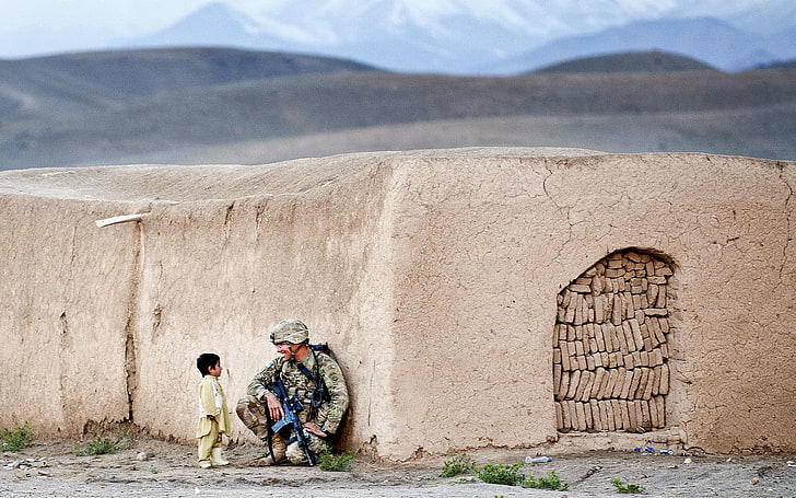 جندي ، أفغانستان ، أطفال ، منزل ، بندقية ، طوب ، يبتسم ، يجلس القرفصاء ، عسكري، خلفية HD