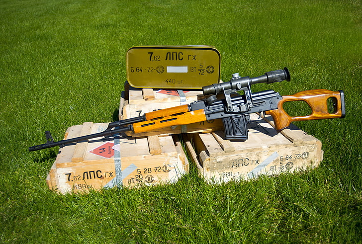 rifle de francotirador negro y marrón, hierba, cajas, rifle de francotirador, Dragunov, Fondo de pantalla HD