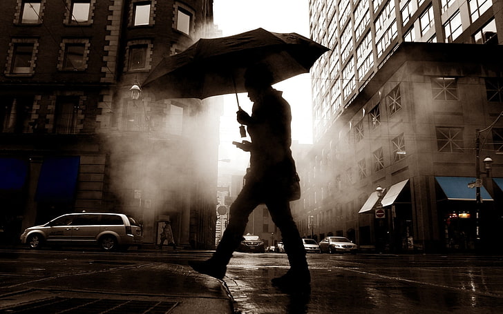 parapluie noir, parapluie, silhouette, ville, voiture, paysage urbain, sépia, personnes, beige, coloration sélective, rue, rue humide, lumière du soleil, Fond d'écran HD