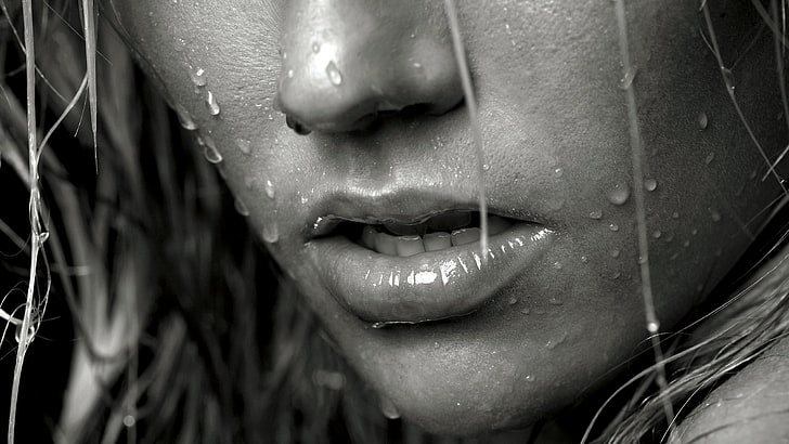 foto in scala di grigi della bocca della donna, l'acqua inumidisce sul viso della donna, bocca aperta, denti, capelli mossi, naso, bagnato, macro, gocce d'acqua, monocromatico, capelli bagnati, Sfondo HD