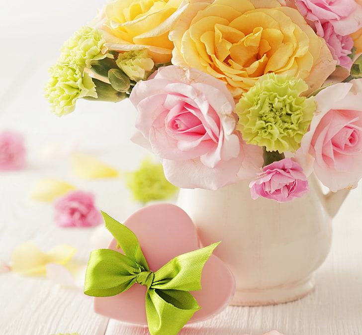ピンクと黄色のバラ、緑のカーネーションのフラワーアレンジメント、愛、花、ハート、バラ、花束、花瓶、優しい、繊細な、パステル、 HDデスクトップの壁紙