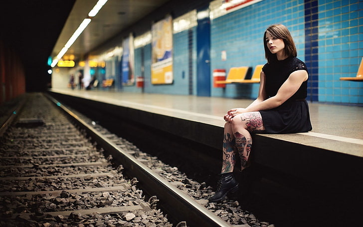 기차 철도, 금발, 갈색 머리, 기차역, 의자, 문신, 멀리보고, Julia Coldfront 옆에 앉아있는 검은 민소매 드레스 입은 여자, HD 배경 화면