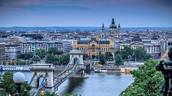 yeşil yapraklı ağaç, mimari, bina, Budapeşte, Macaristan, eski bina, nehir, zincir köprü, gemi, katedral, akşam, ışıklar, araba, ağaçlar, bulutlar, HD masaüstü duvar kağıdı HD wallpaper