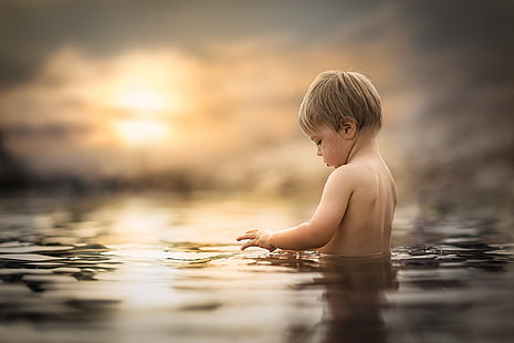 спокойный водоем, маленький мальчик, дети, люди, вода, закат, HD обои HD wallpaper
