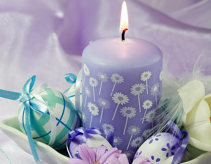 lila und weiße Blumensäulenkerze, Kerze, Eier, Federn, Blumen, Ostern, Fest, HD-Hintergrundbild