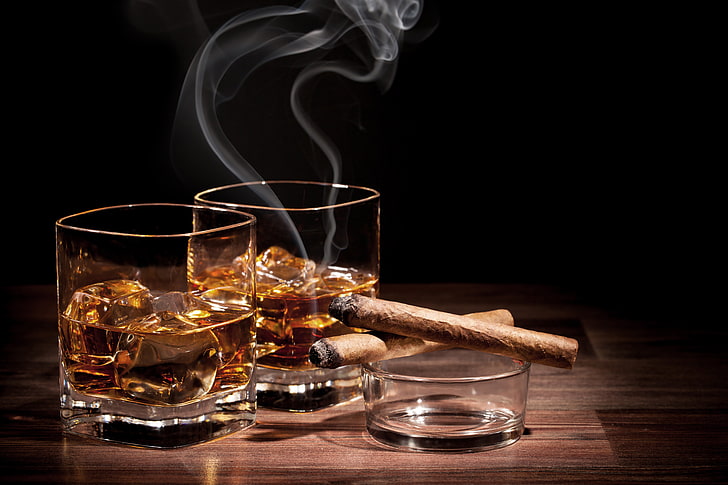 due bicchierini trasparenti, ghiaccio, bicchiere, sigaro, whisky, un bicchiere di whisky, Sfondo HD