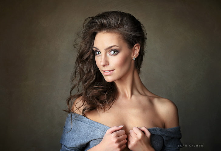 wanita, potret, Sean Archer, tersenyum, latar belakang sederhana, bahu telanjang, Anastasiya Peredistova, Wallpaper HD
