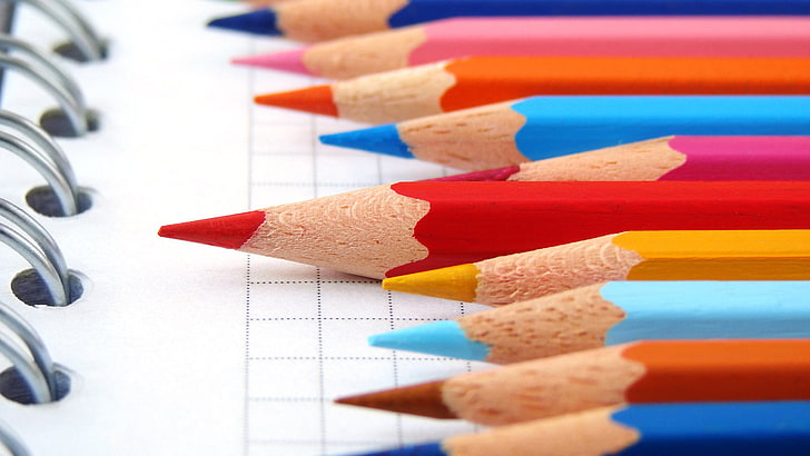 盛り合わせ色鉛筆ロット、本、マクロ、鉛筆、カラフルな紙の上に置かれた着色鉛筆のセレクティブフォーカス写真、 HDデスクトップの壁紙