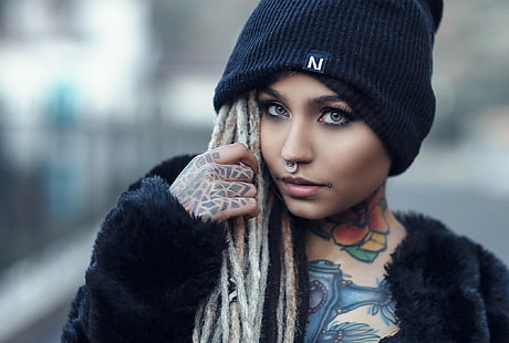 kobieta model twarz patrząc na widza fishball samobójstwo pierścienie w nosie kapelusz tatuaż portret, Tapety HD HD wallpaper