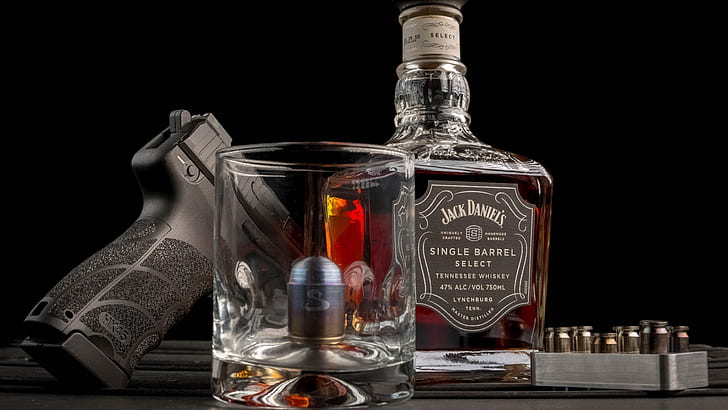 pistolet, bagażnik, czarne tło, naboje, whisky, Jack Daniels, Tapety HD