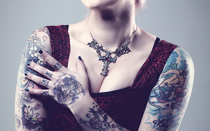 collier pendentif croix argenté, tatouage, femme, modèle, collier, ongles peints, Fond d'écran HD