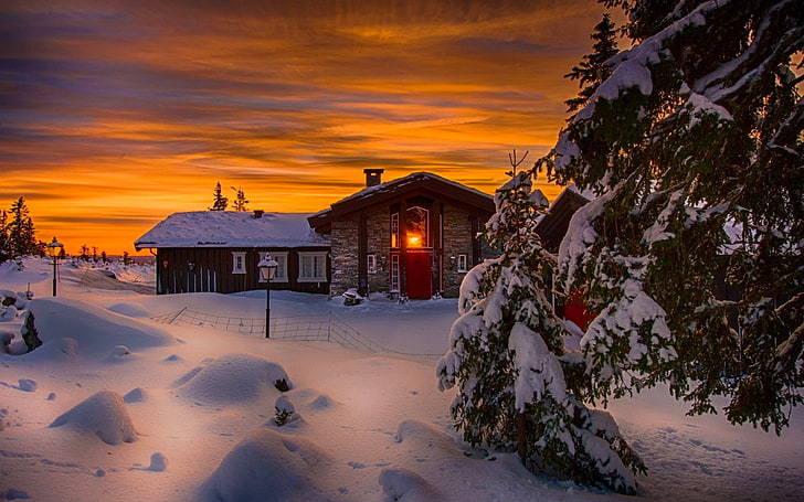 บ้านสีเทาและสีแดง, ฤดูหนาว, ท้องฟ้า, หิมะ, ทิวทัศน์, ธรรมชาติ, บ้าน, ขาว, ท้องฟ้า, พระอาทิตย์ตก, สวย, ทิวทัศน์, เย็น, ดี, วอลล์เปเปอร์ HD