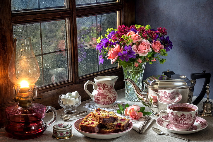 бело-красный керамический чайник, дождь, чай, лампа, розы, букет, окно, пирог, сахар, натюрморт, HD обои