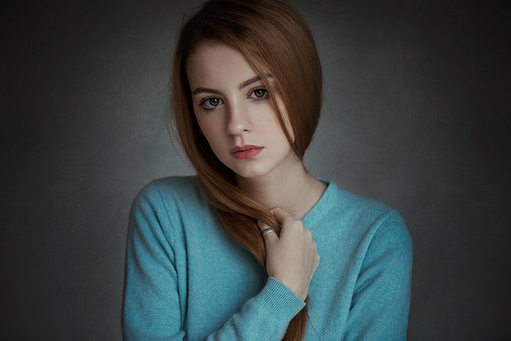 camisola de gola azul feminina, modelo, ruiva, sardas, Ann Nevreva, retrato, blusa azul, segurando o cabelo, HD papel de parede