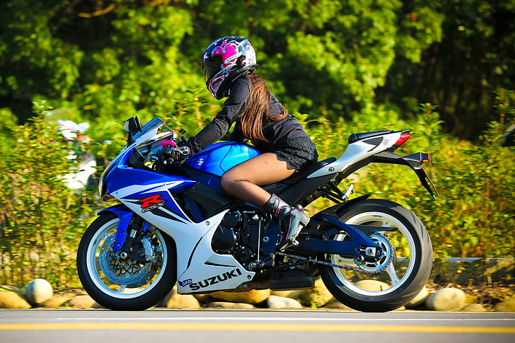 beyaz ve mavi Suzuki R spor bisikleti, kız, motosiklet, kask, Suzuki, Suzuki GSX-R, HD masaüstü duvar kağıdı