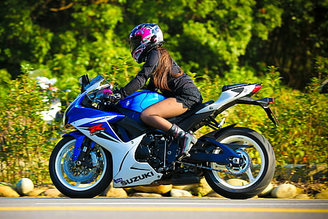 白と青のスズキRスポーツバイク、女の子、オートバイ、ヘルメット、スズキ、スズキGSX-R、 HDデスクトップの壁紙 HD wallpaper