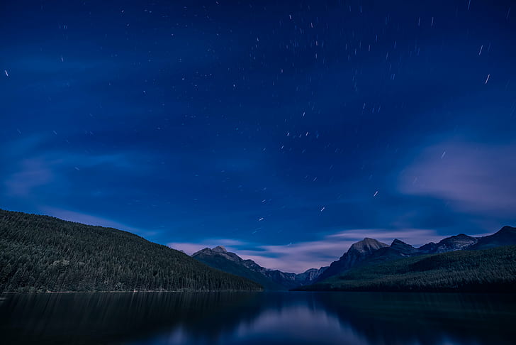 spokojna woda między dwiema górami pod błękitną gwiaździstą nocą, jezioro Bowman, montana, jezioro Bowman, montana, Star Trails, Bowman Lake, Park Narodowy Glacier, Montana, spokój, woda, dwie góry, błękit, gwiaździsta noc, nocne niebo, góry nad jeziorem fotografia nocna, odbicie, zdalny, spokojny, gwiazdy, natura, jezioro, góra, gwiazda - przestrzeń, krajobraz, niebo, noc, scenics, galaktyka, na dworze, astronomia, Tapety HD