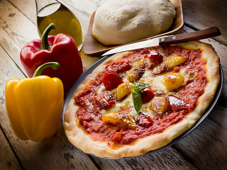 dwie papryki żółte i czerwone, ser, kokarda, nóż, pomidor, kiełbasa, danie, papryka, oliwa, cebula, kuchnia włoska, pizza, Tapety HD
