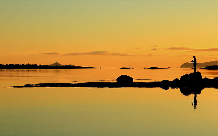 Sjöfotograf Silhouette HD, man nära havet överst på sten, natur, sjö, silhuett, fotograf, HD tapet
