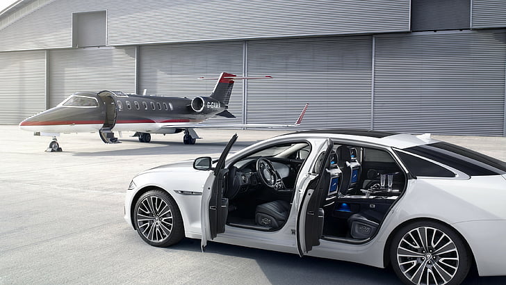 berline blanche et monoplan gris garé sur une route en béton, Jaguar XJ, X351, voitures de luxe, voiture de sport, supercar, essai routier, examen, avion, piste, Fond d'écran HD