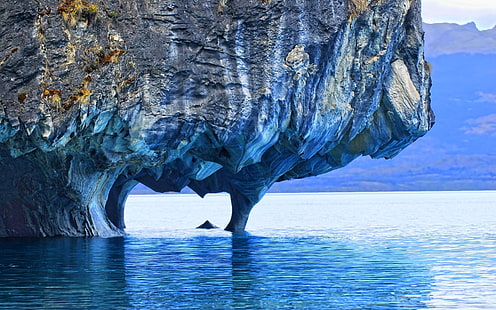 تشكيل صخري فوق جسم مائي ، طبيعة ، منظر طبيعي ، بحيرة ، رخام ، كهف ، صخرة ، جبال ، باتاغونيا ، تشيلي ، تآكل ، أزرق ، ماء، خلفية HD HD wallpaper