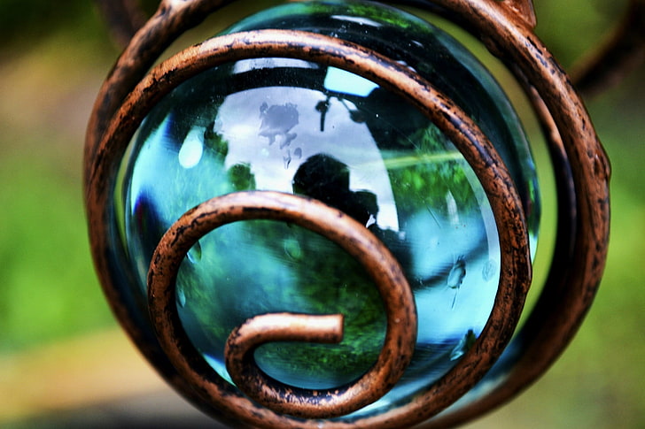 foto del primo piano della sfera di vetro trasparente con bobina in ottone, paesaggio, Sfondo HD