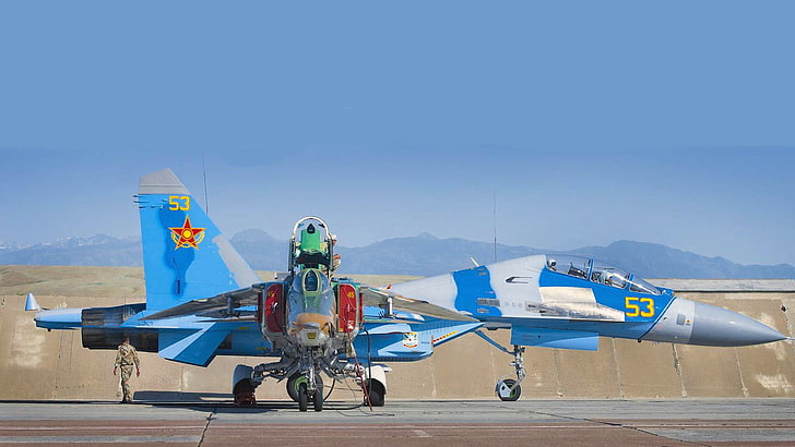 zwei blau-weiße Kampfflugzeuge, Kämpfer, Parkplatz, Flugplatz, Taxi, su-27UB, MiG-27, Luftwaffe Kasachstan, HD-Hintergrundbild