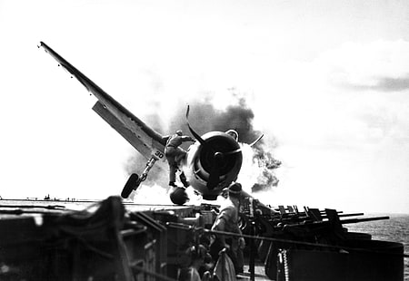 foto em escala de cinza do homem escalando avião, aeronaves, navio, artesanato, segunda guerra mundial, monocromático, aeronaves militares, Grumman F6F Hellcat, HD papel de parede HD wallpaper