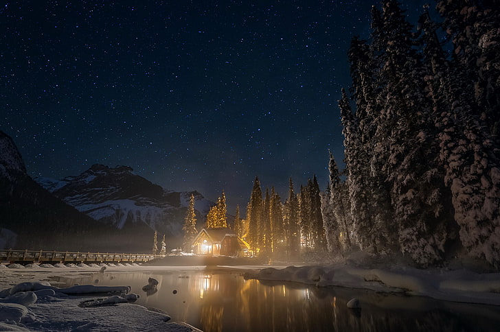 Kiefern, Winter, Wald, Himmel, Sterne, Schnee, Bäume, Berge, Nacht, Lichter, See, Kanada, Haus, Emerald Lake, HD-Hintergrundbild